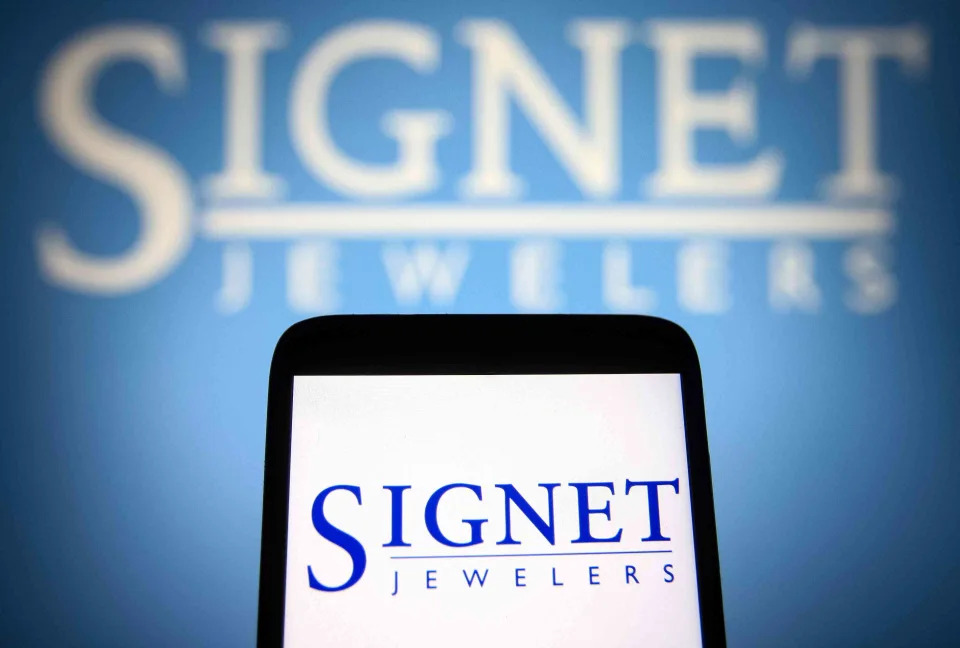 Signet Stock Plunges on Underwhelming Results, Outlook Cut