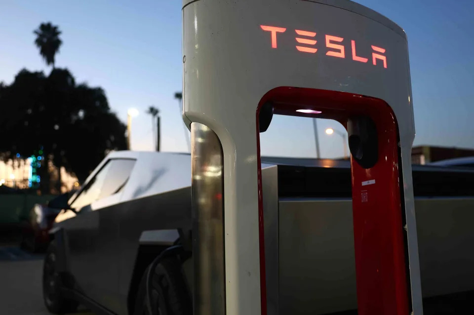 Why Analysts Are Divided on Tesla Stock After Lackluster Q4 Deliveries Data